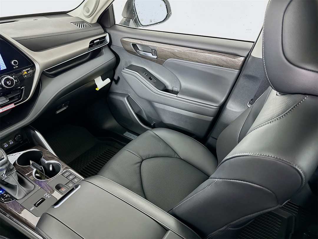 2026 Toyota Highlander Limited - Image 25
