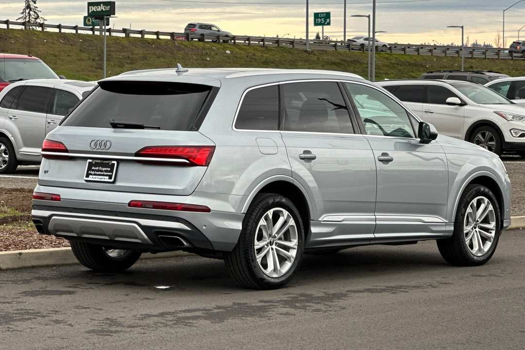 2025 Audi Q7 55 Premium Plus - Image 3