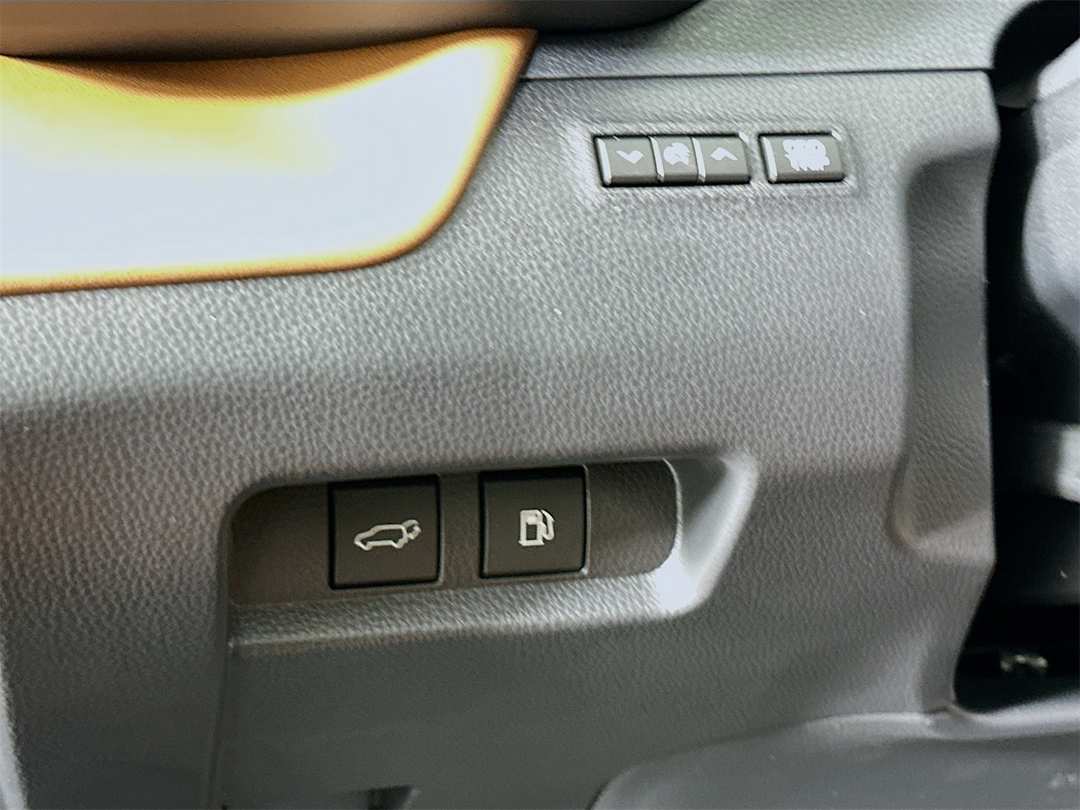 2025 Toyota Crown Signia Limited - Image 10