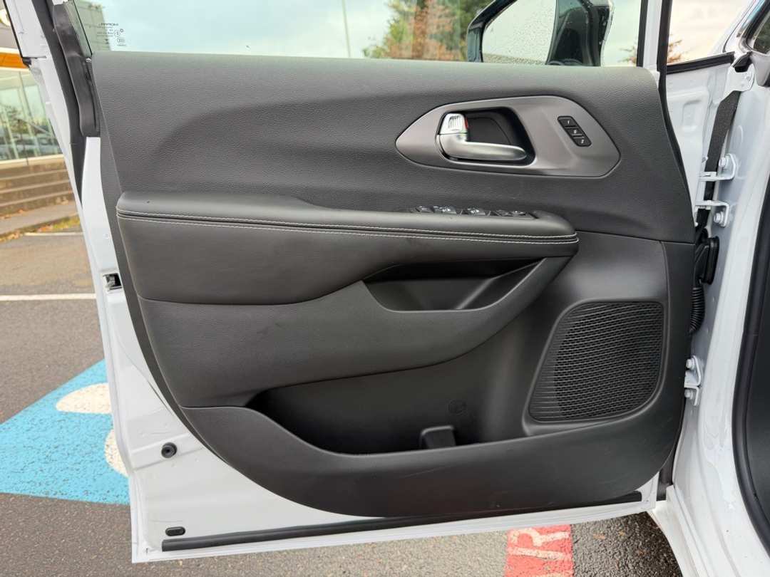 2026 Chrysler Pacifica Select - Image 11