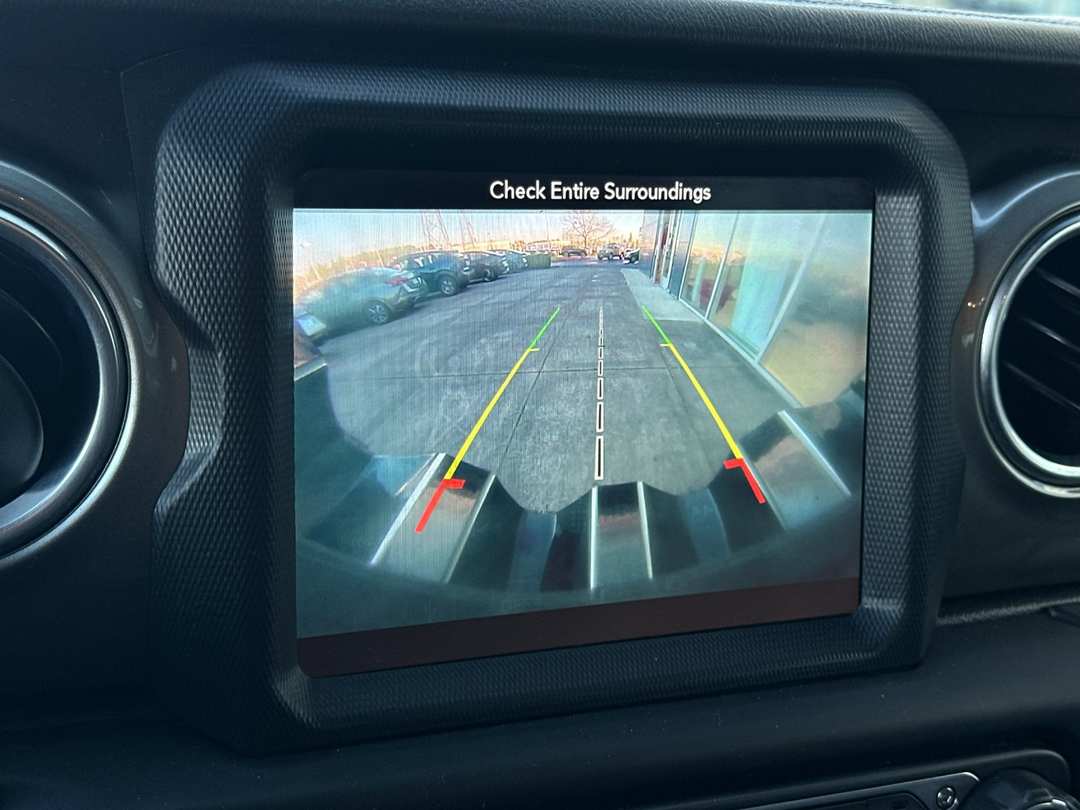 2019 Jeep Wrangler Unlimited Sahara - Image 18