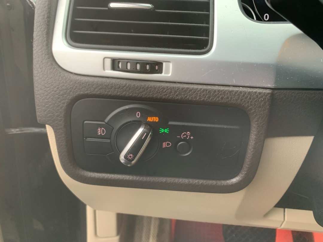 2012 Volkswagen Touareg V6 TDI - Image 16