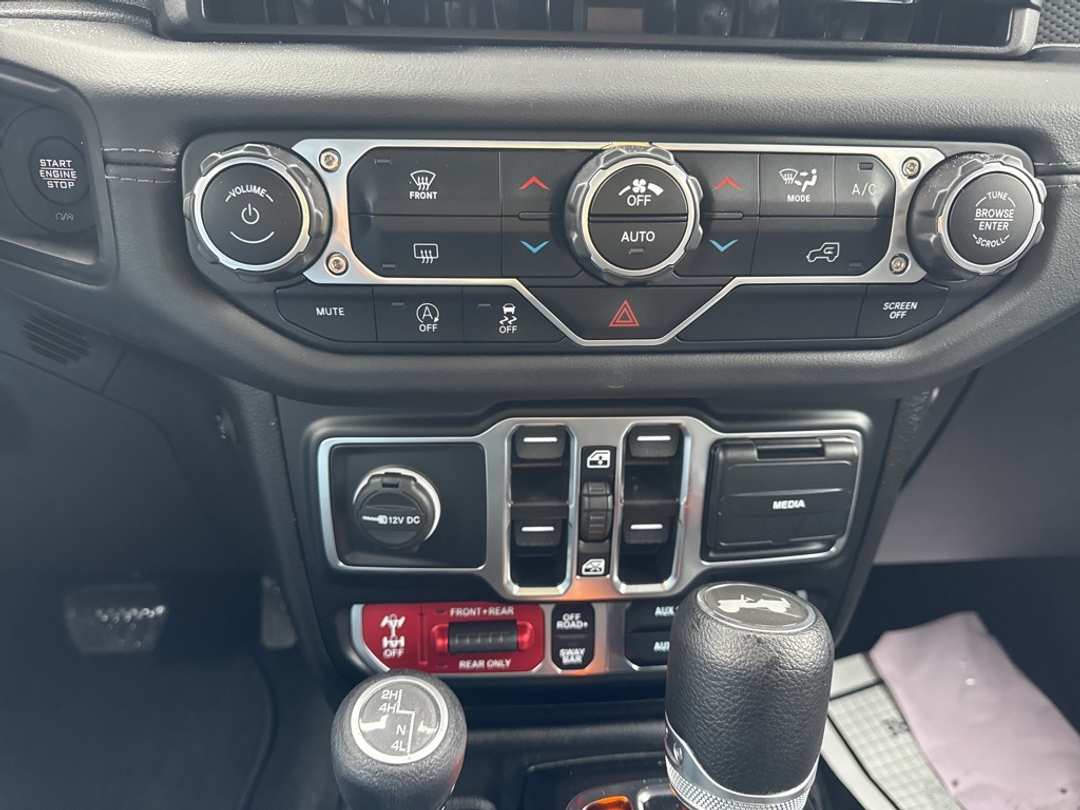 2025 Jeep Wrangler Rubicon - Image 24