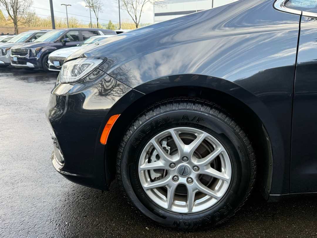 2023 Chrysler Pacifica Touring L - Image 9