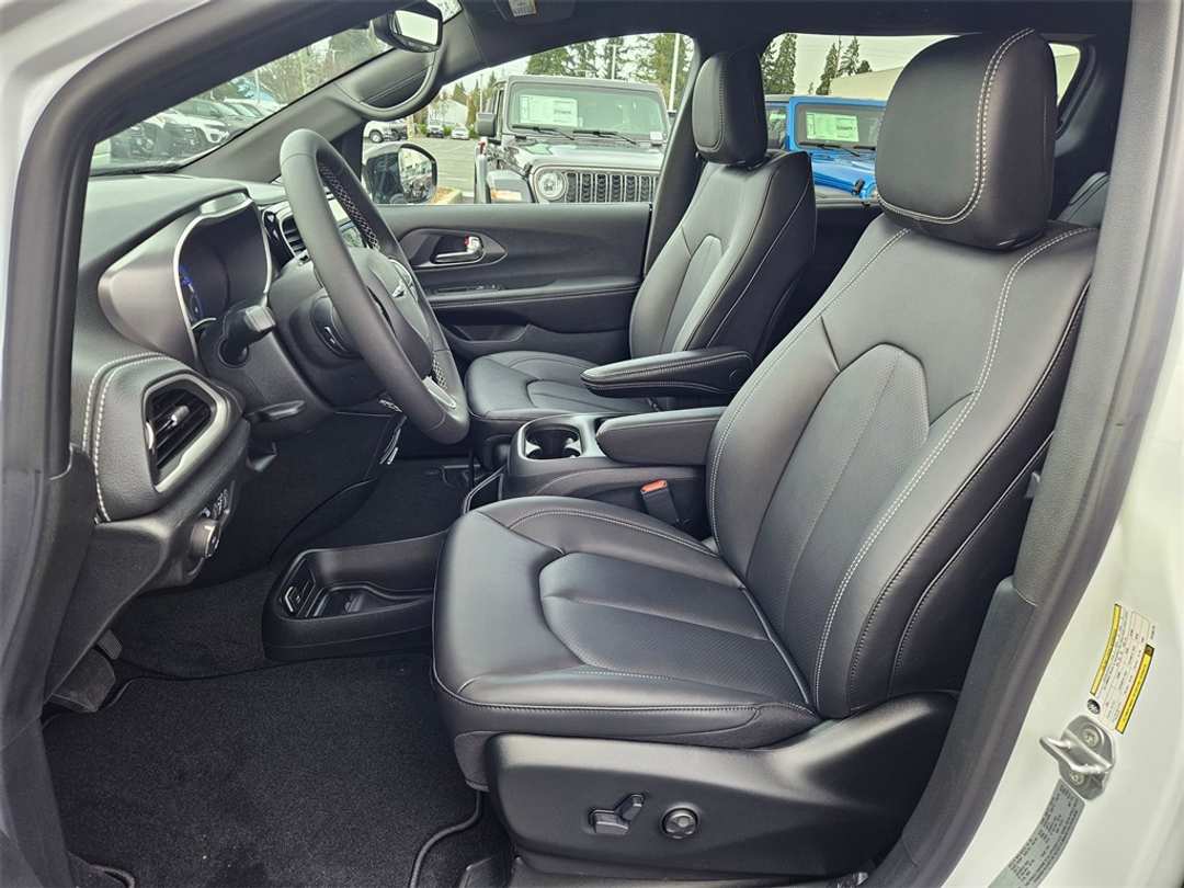 2026 Chrysler Pacifica Select - Image 14