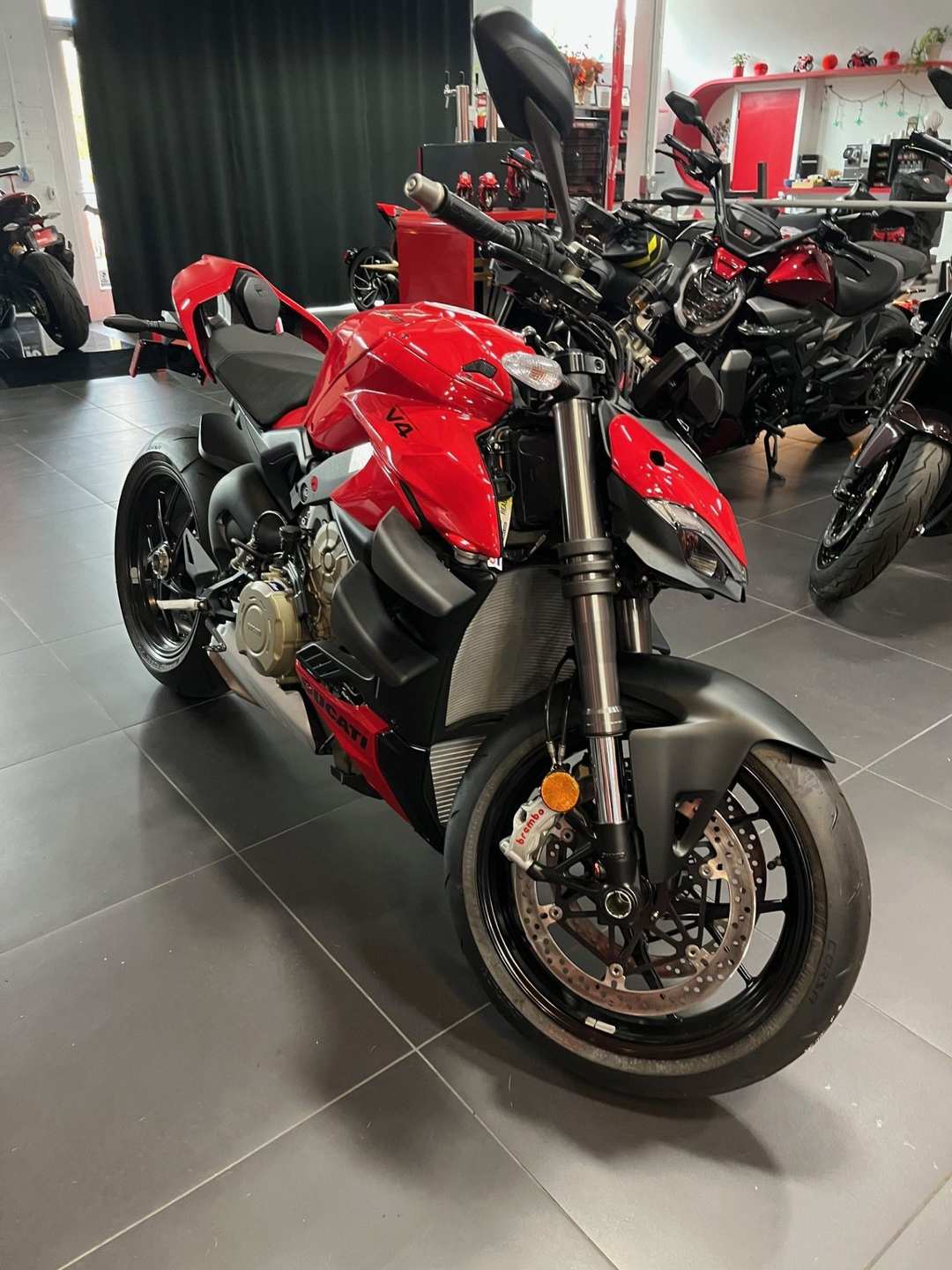 2025 Ducati Streetfighter V4 - Image 3