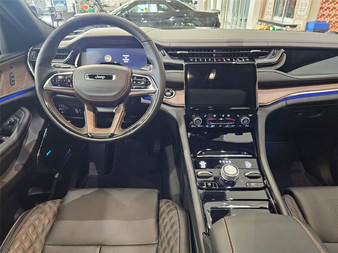 2025 Jeep Grand Cherokee Summit - Image 30