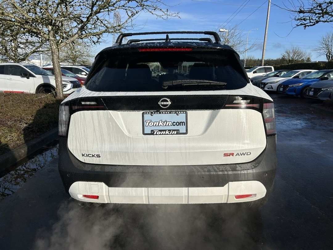 2025 Nissan Kicks SR - Image 6