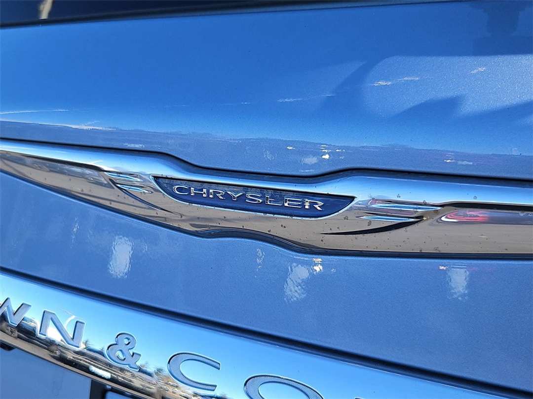 2012 Chrysler Town & Country TouringL - Image 25