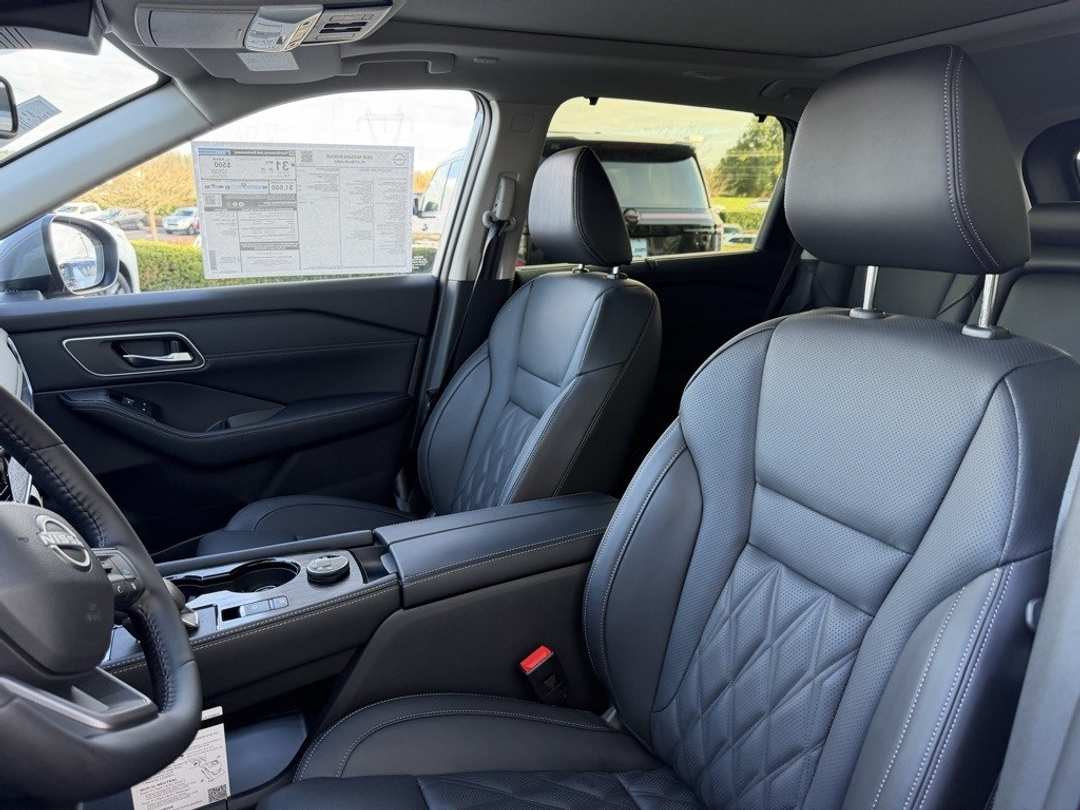 2026 Nissan Rogue Platinum - Image 14