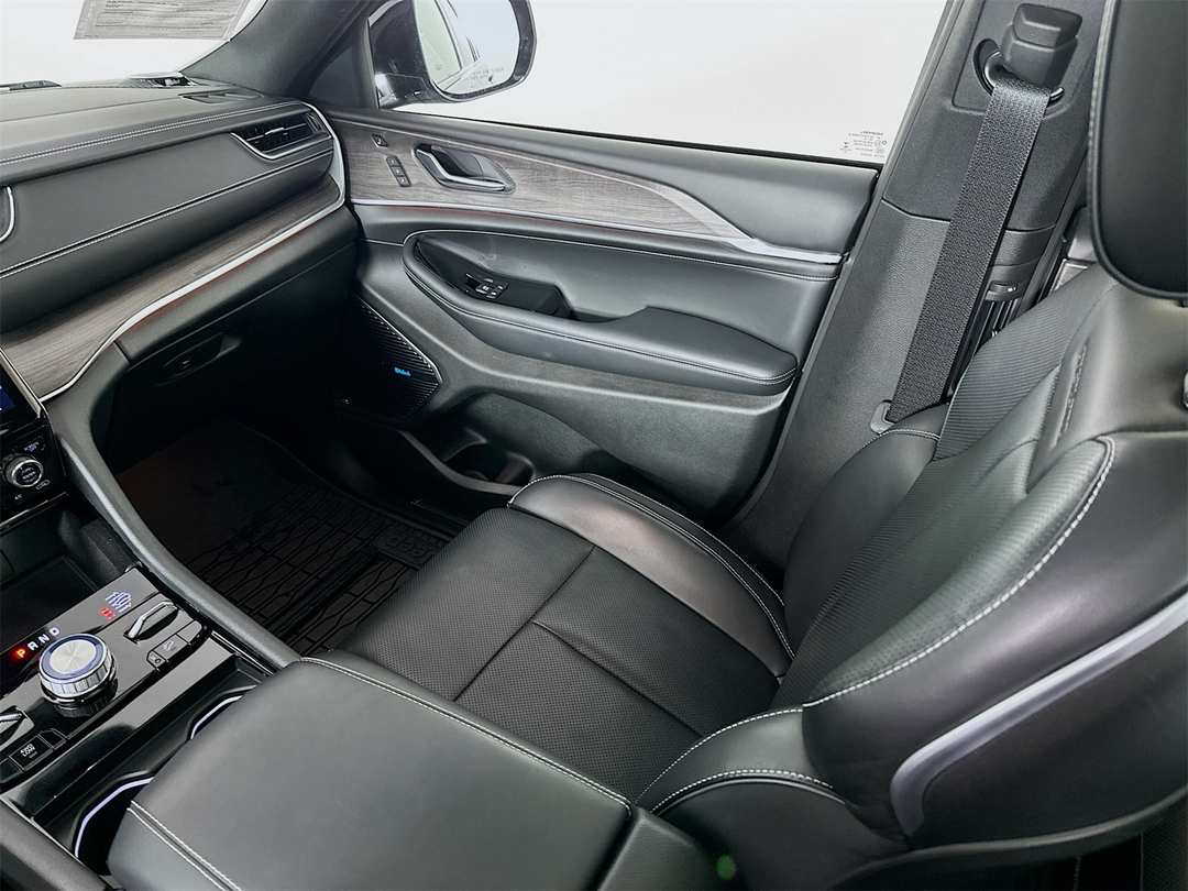 2022 Jeep Grand Cherokee Overland - Image 25