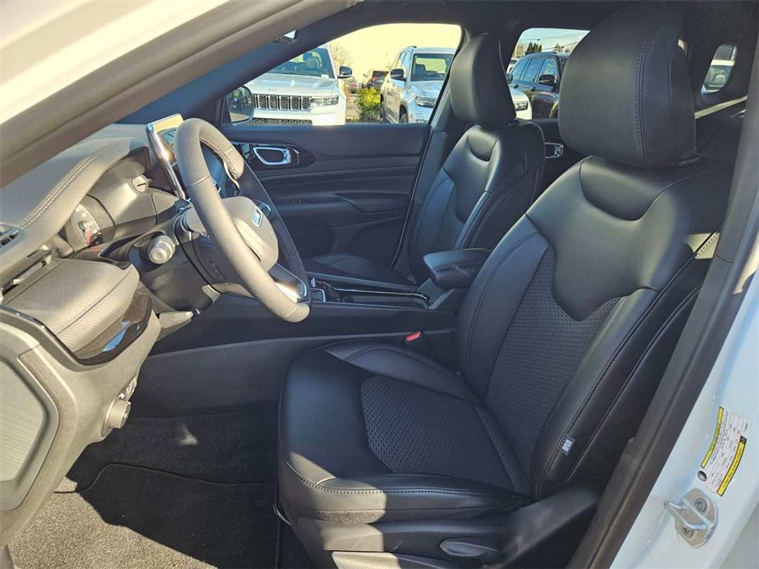 2026 Jeep Compass Latitude - Image 14