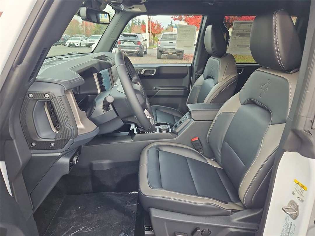 2025 Ford Bronco Outer Banks - Image 13