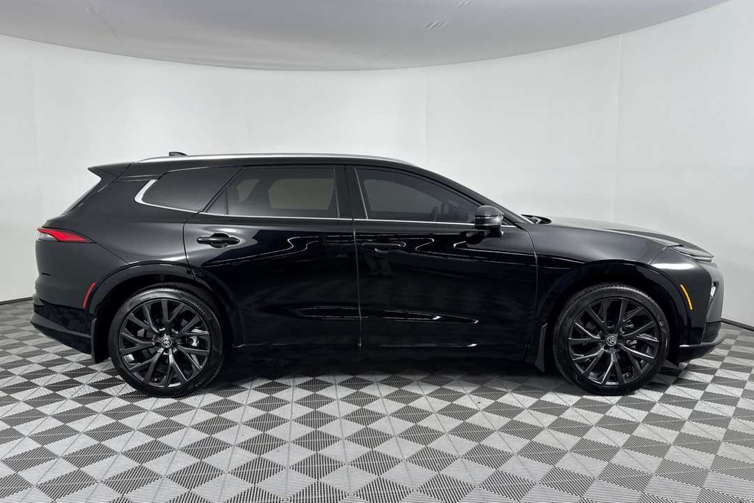 2025 Toyota Crown Signia Limited - Image 3