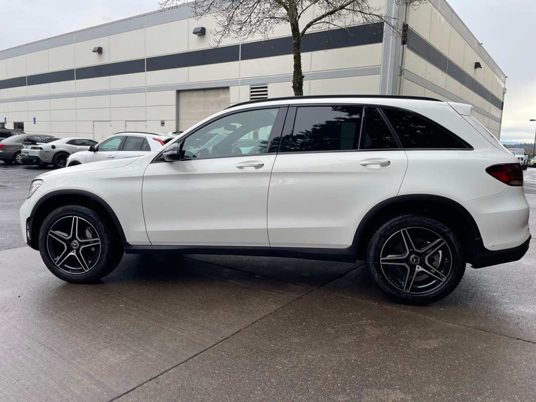 2022 Mercedes-Benz GLC GLC 300 - Image 9
