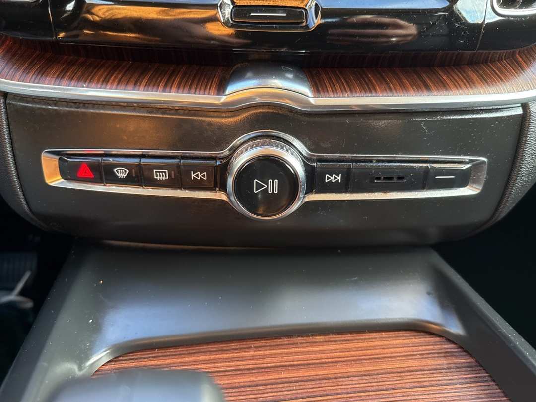 2023 Volvo Xc60 B5 Plus Dark Theme - Image 37