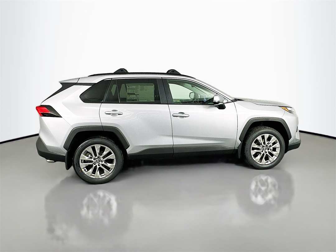 2025 Toyota Rav4 XLE Premium - Image 8