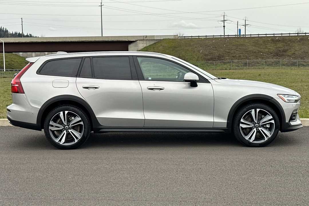 2025 Volvo V60 Cross Country B5 Plus - Image 2