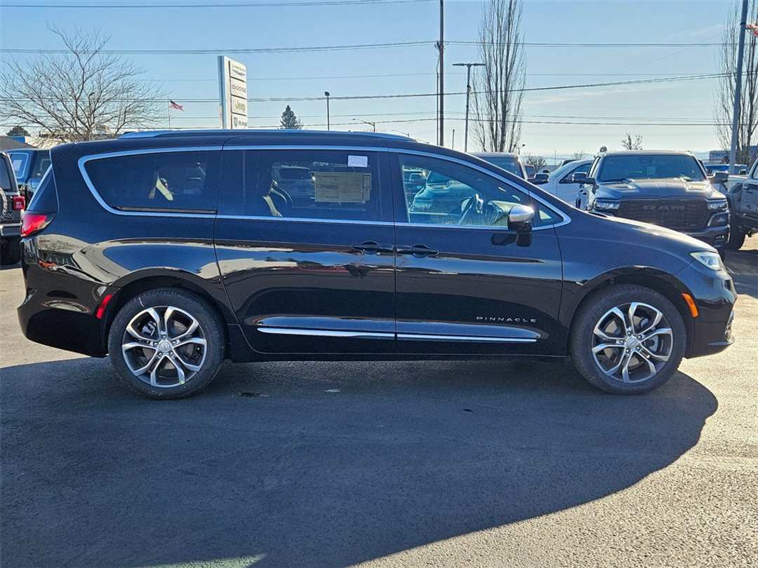 2026 Chrysler Pacifica Pinnacle - Image 7