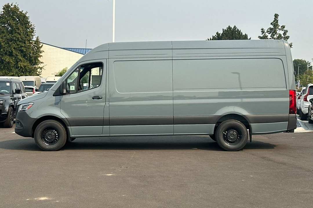 2024 Mercedes-Benz Sprinter 2500 Cargo 170 WB - Image 2