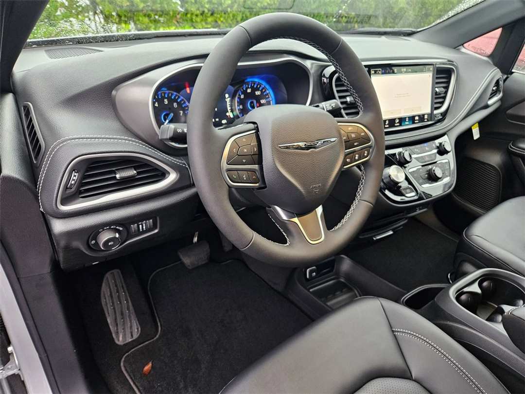 2026 Chrysler Pacifica Select - Image 13