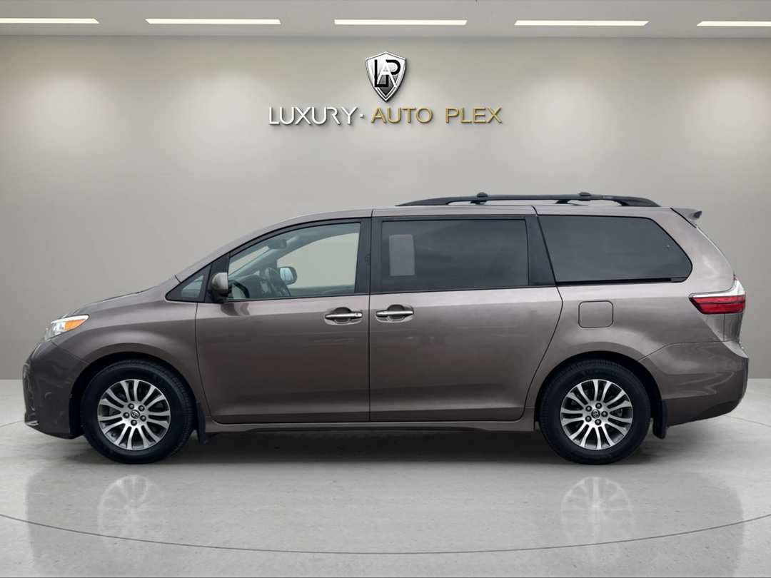 2018 Toyota Sienna XLE MINI LOADED DVD MOON ROOF LOW MILES - Image 2