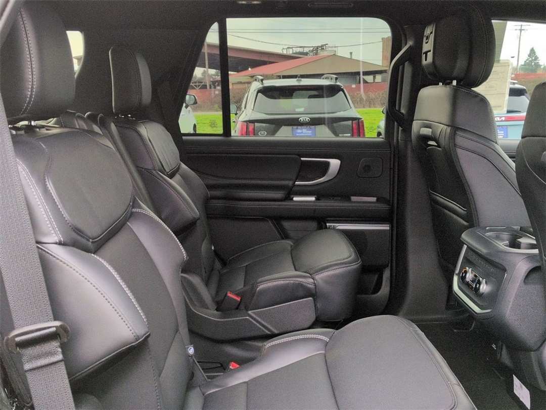 2026 Ford Expedition Platinum - Image 30