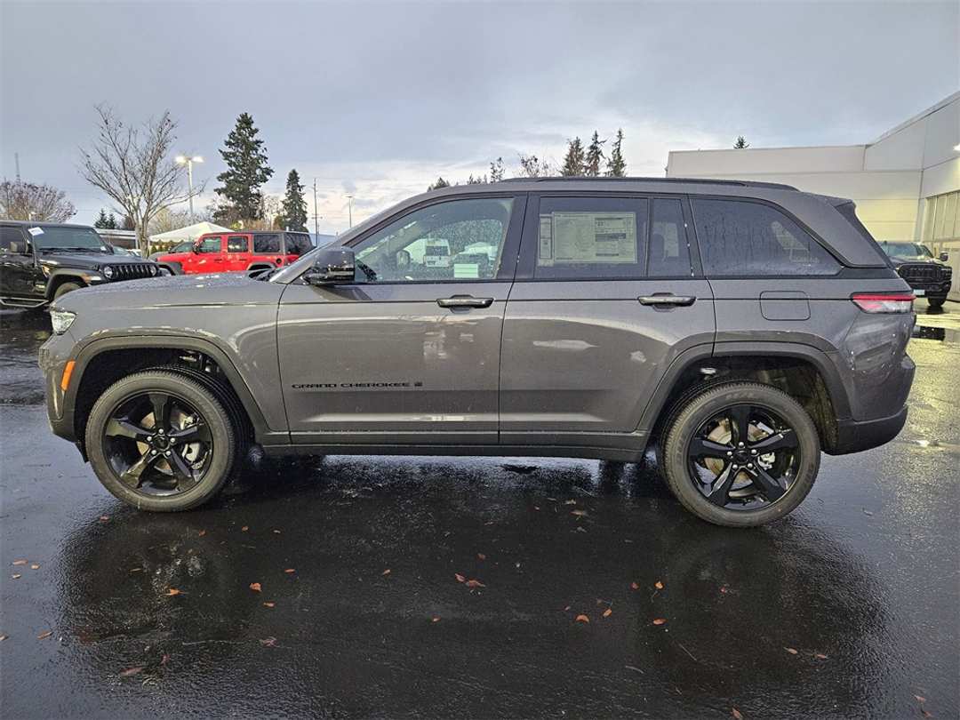 2025 Jeep Grand Cherokee Altitude X - Image 3