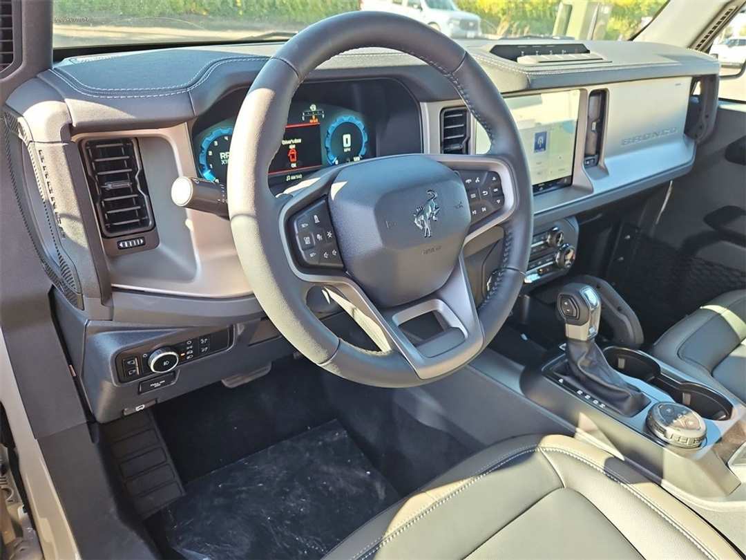 2025 Ford Bronco Outer Banks - Image 12