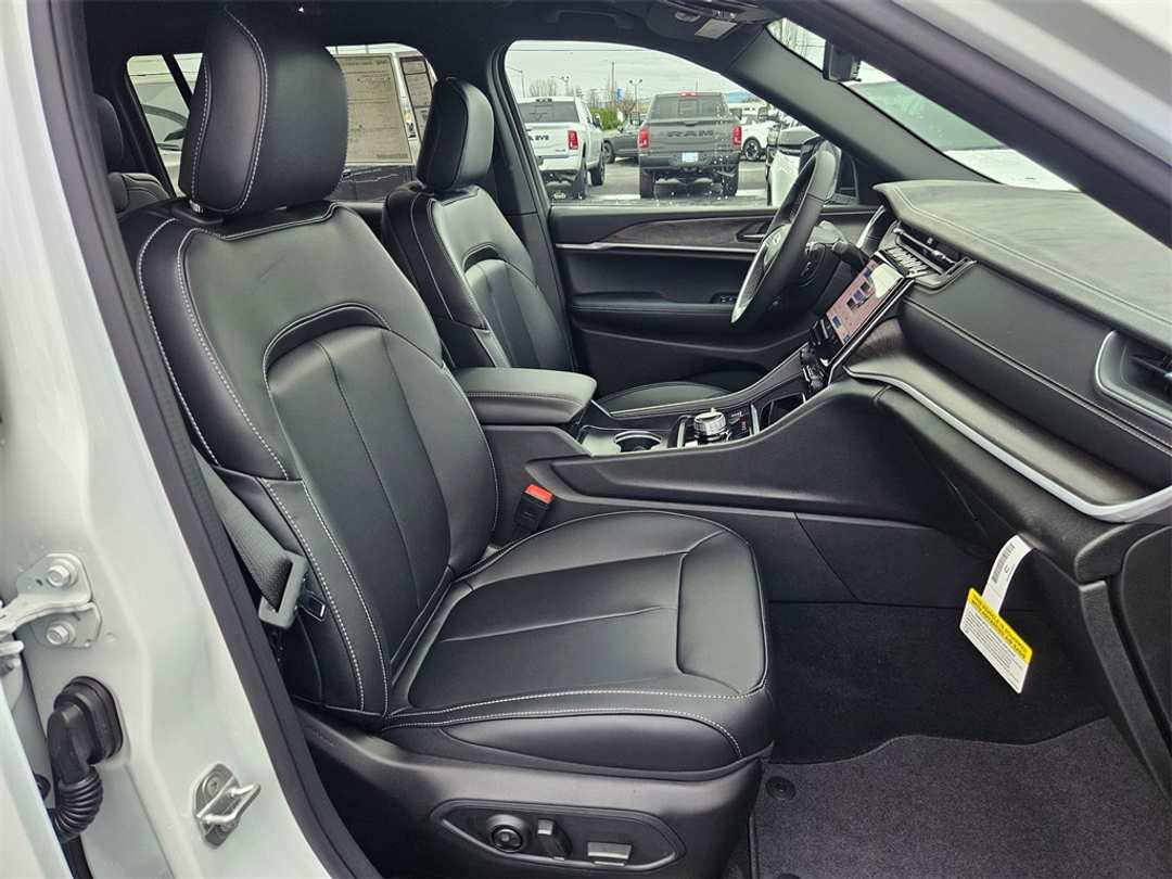 2025 Jeep Grand Cherokee L Limited - Image 37