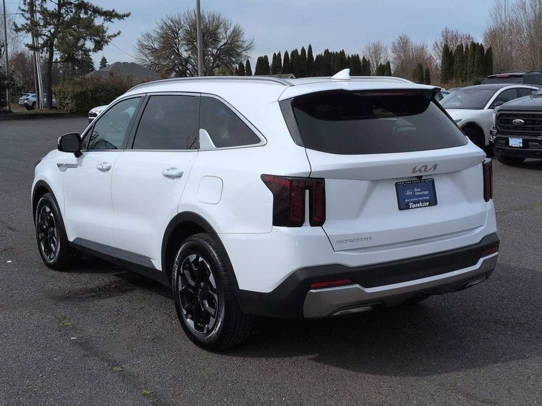 2025 Kia Sorento S - Image 3