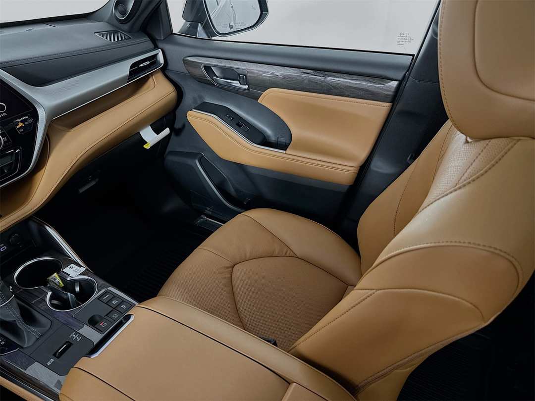 2026 Toyota Highlander Platinum - Image 25