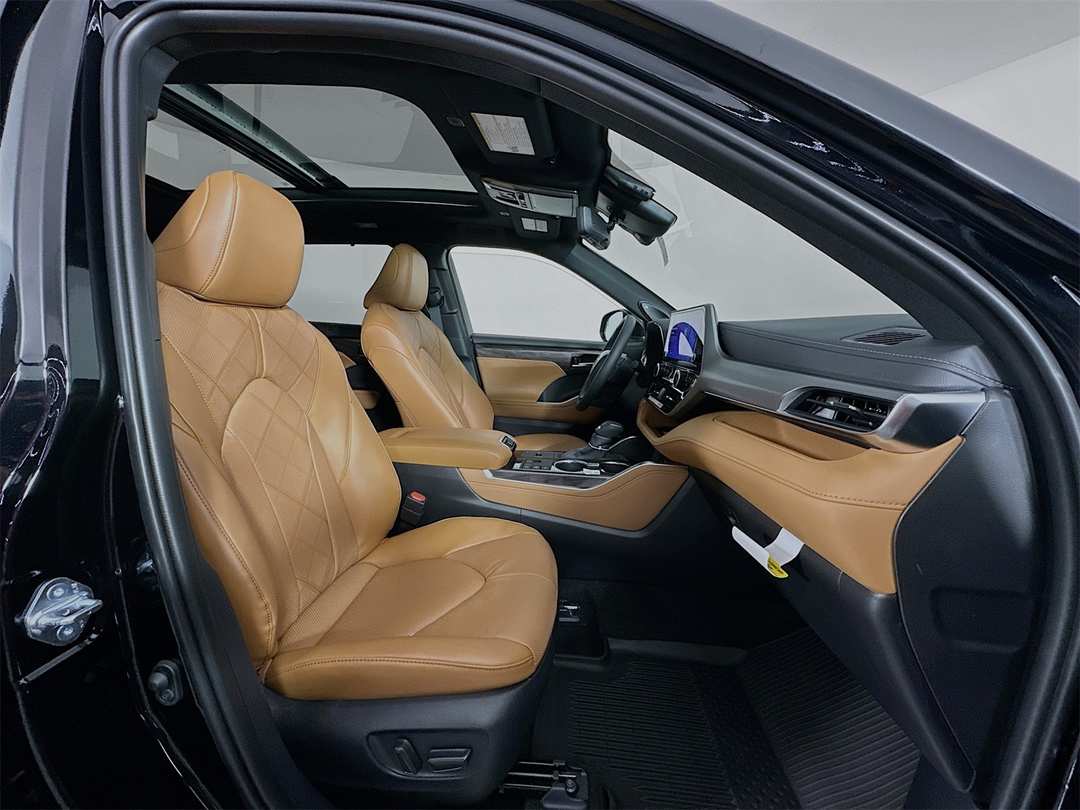 2026 Toyota Highlander Platinum - Image 31