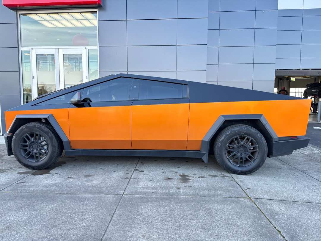 2024 Tesla Cybertruck Base - Image 6