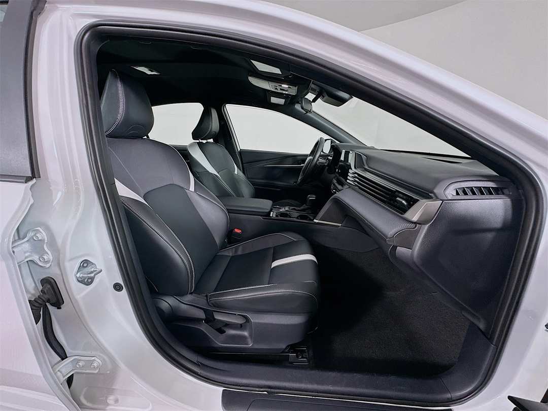 2025 Toyota Camry SE - Image 27