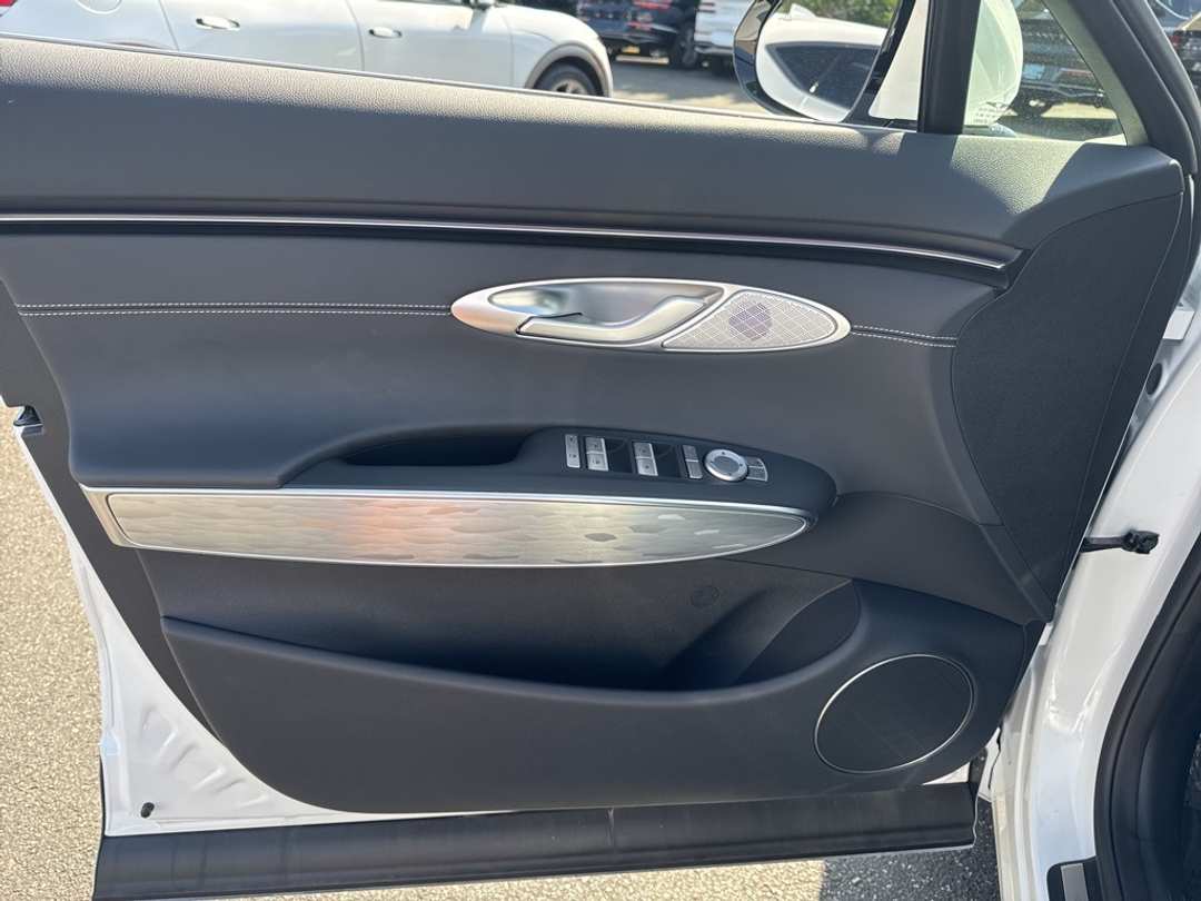 2026 Genesis Electrified Gv70 - Image 14