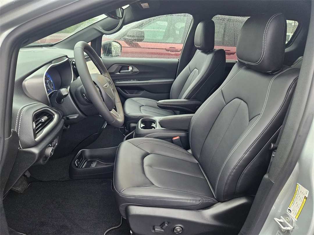 2026 Chrysler Pacifica Select - Image 14