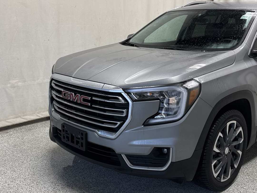 2024 GMC Terrain SLT - Image 3