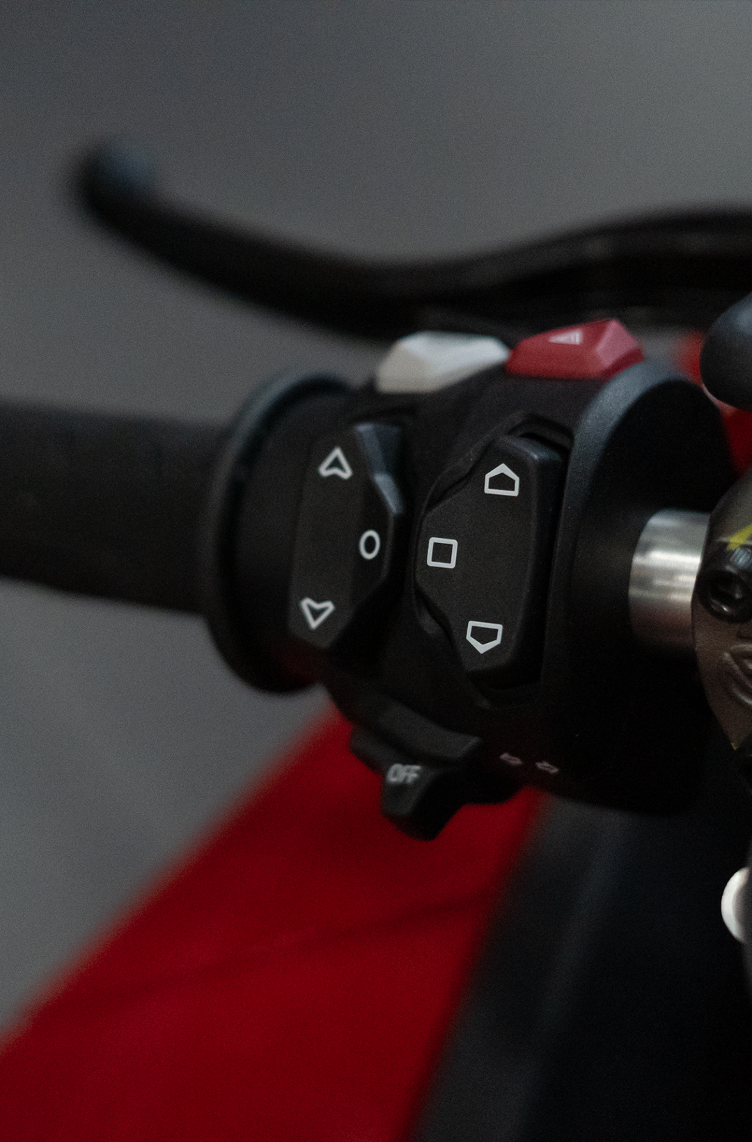 2025 Ducati Panigale V4 - Image 5