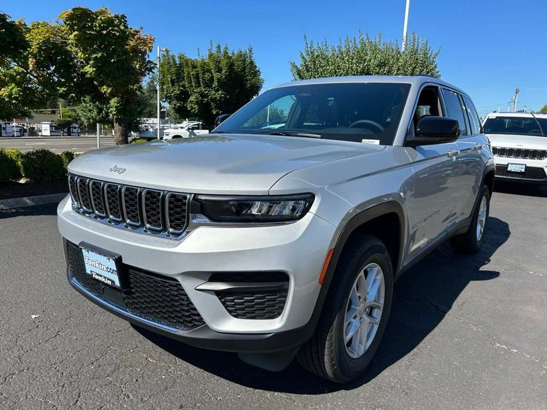 2025 Jeep Grand Cherokee Laredo X - Image 3