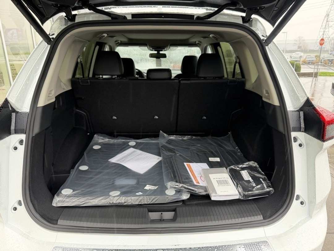 2026 Nissan Rogue Platinum - Image 10