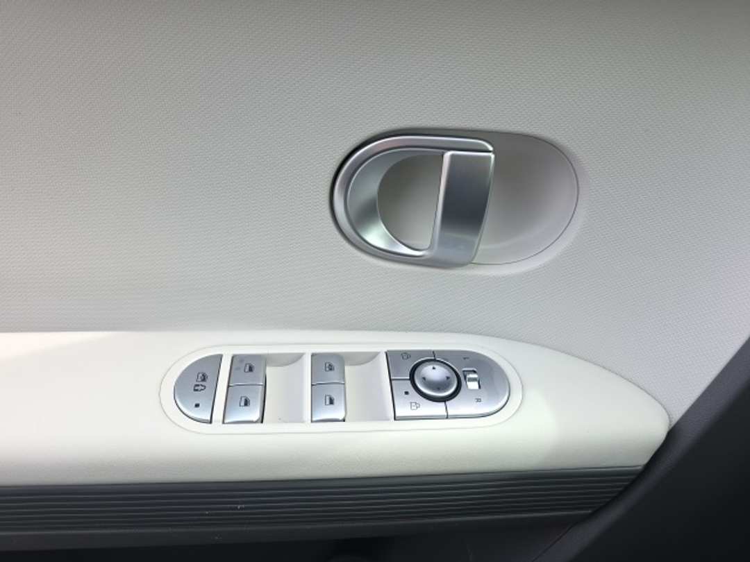 2023 Hyundai Ioniq 5 SE - Image 10