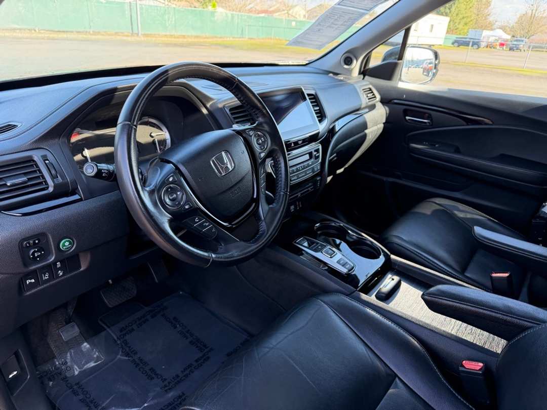 2017 Honda Pilot Touring - Image 17