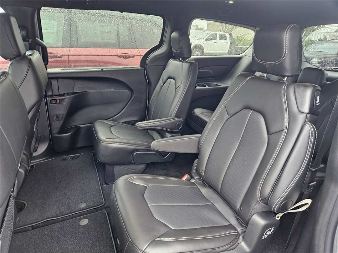 2026 Chrysler Pacifica Select - Image 29