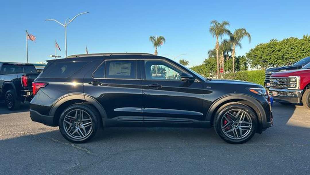 2026 Ford Explorer STLine - Image 2