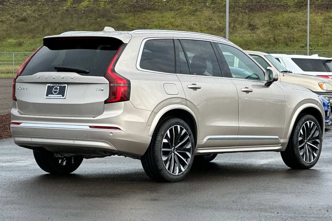 2026 Volvo Xc90 T8 Plus - Image 3