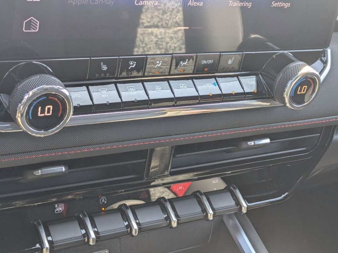 2025 Chevrolet Colorado Z71 - Image 14