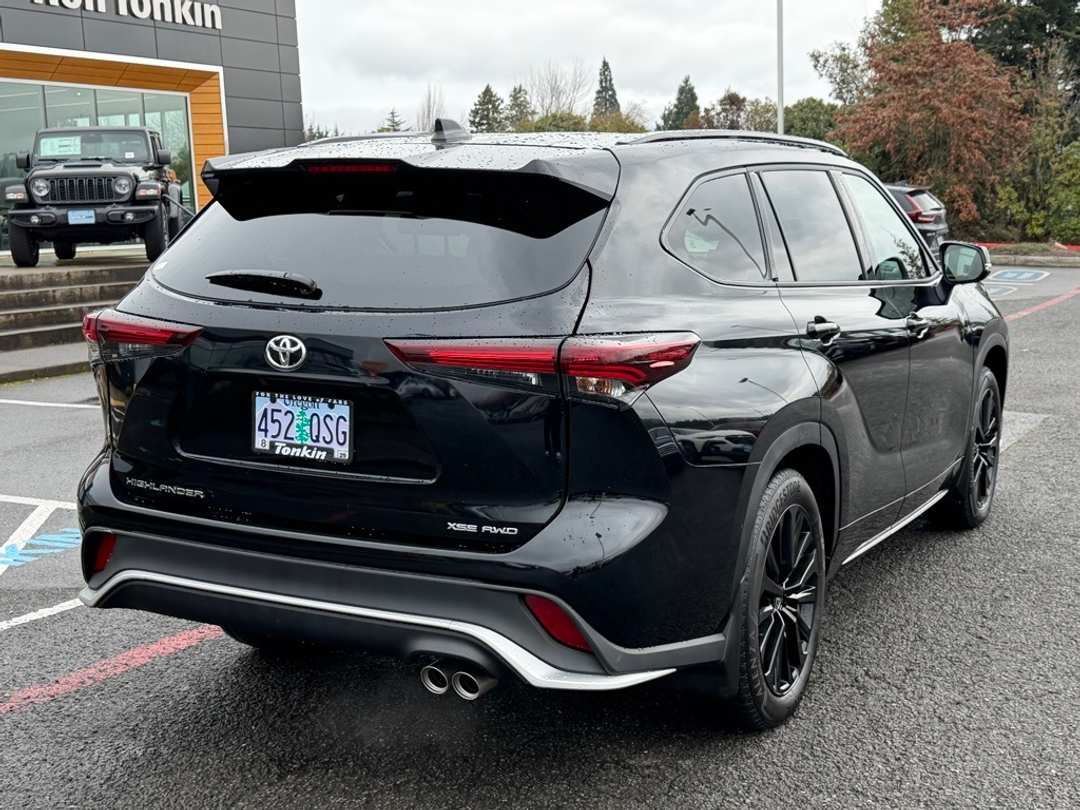 2025 Toyota Highlander XSE - Image 8