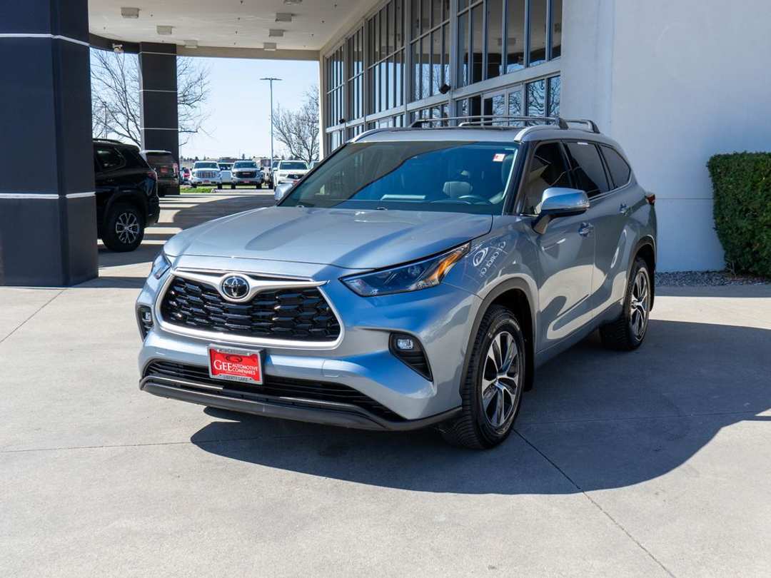 2022 Toyota Highlander XLE - Image 3