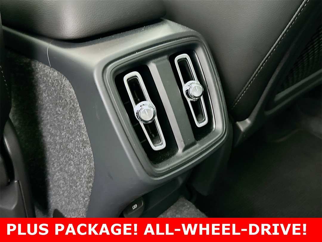 2025 Volvo Xc40 B5 Plus Dark Theme - Image 25